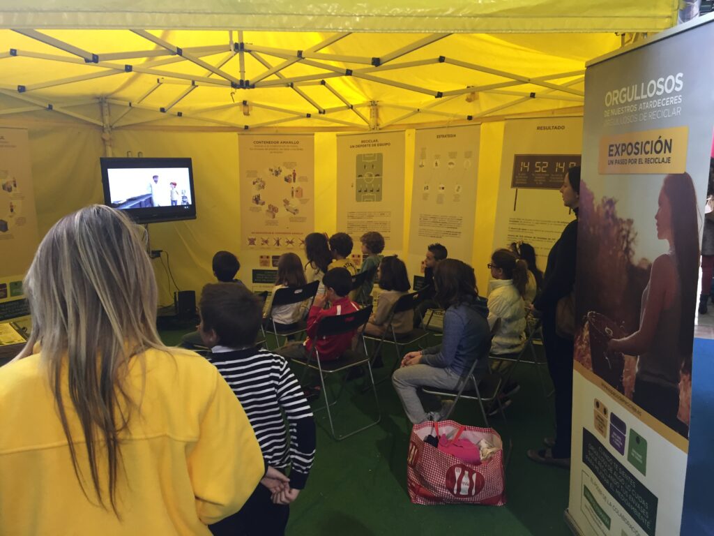 Organización de exposiciones sobre medio ambiente y reciclaje