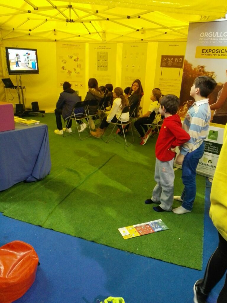 Organización de exposiciones sobre medio ambiente y reciclaje