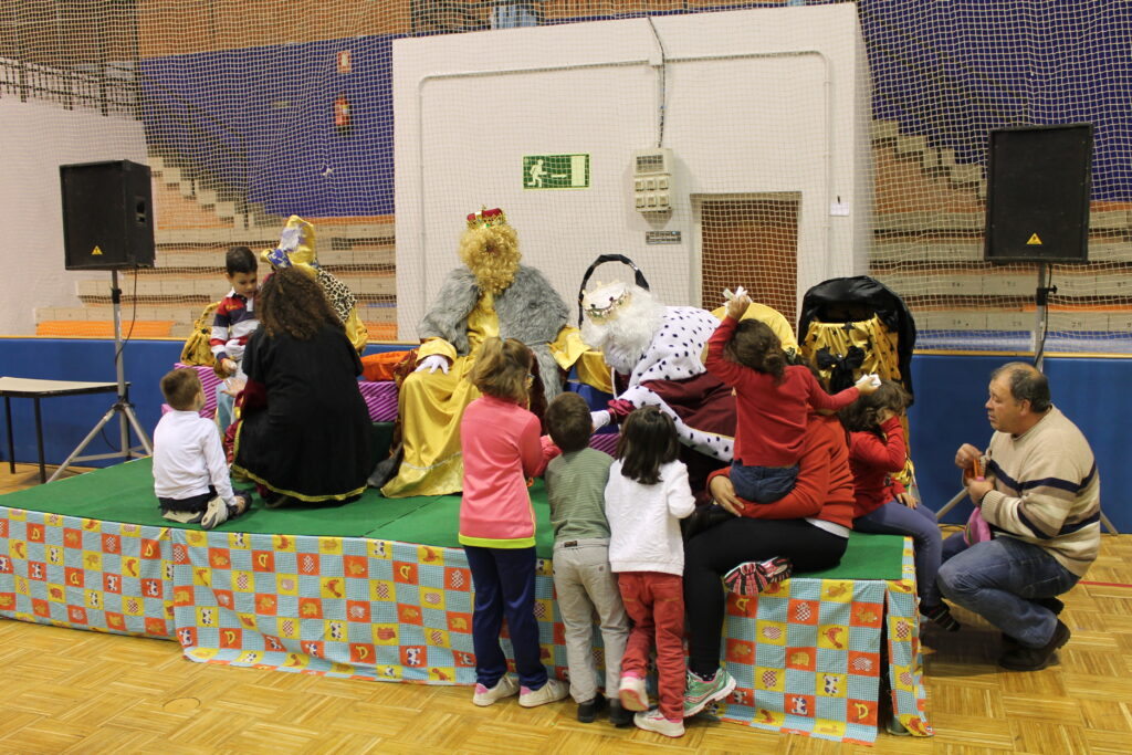 Organización de festival infantil navideño en Cáceres